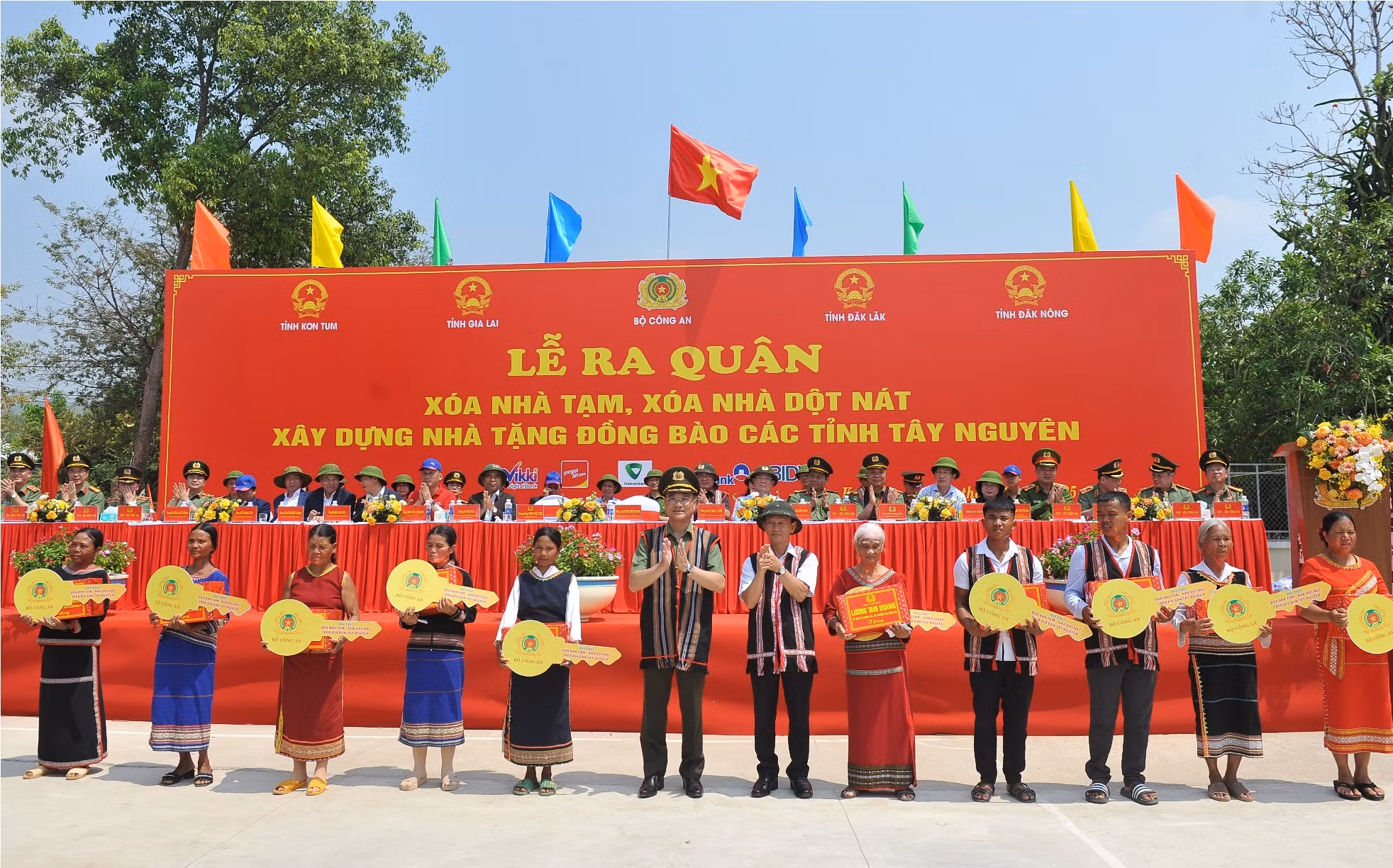 Ra quân xoá nhà tạm, nhà dột nát cho hộ nghèo trên địa bàn Tây Nguyên -0