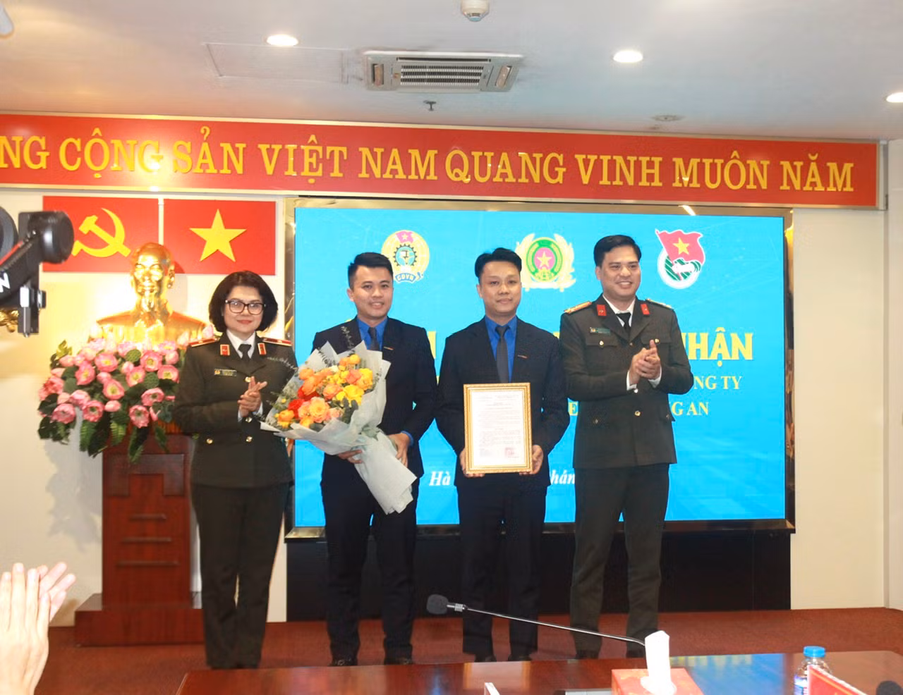 Bàn giao hai tổ chức chính trị xã hội Công đoàn và Đoàn Thanh niên Tổng Công ty Mobifone về Bộ Công an -0