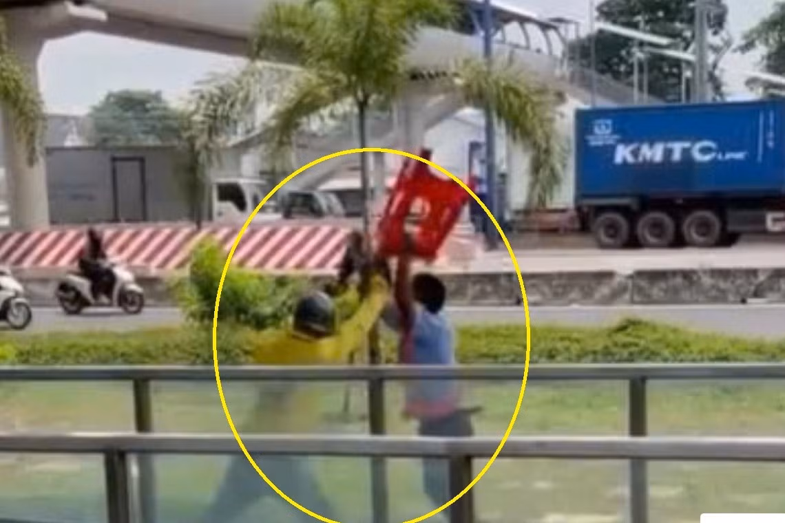 Bảo vệ ga metro đánh nhau với xe ôm công nghệ vì tài xế vứt tàn thuốc lá bữa bãi -0