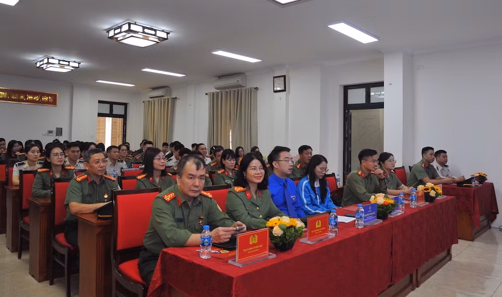 8 cán bộ Cục Quản lý xuất nhập cảnh được tặng Kỷ niệm chương 