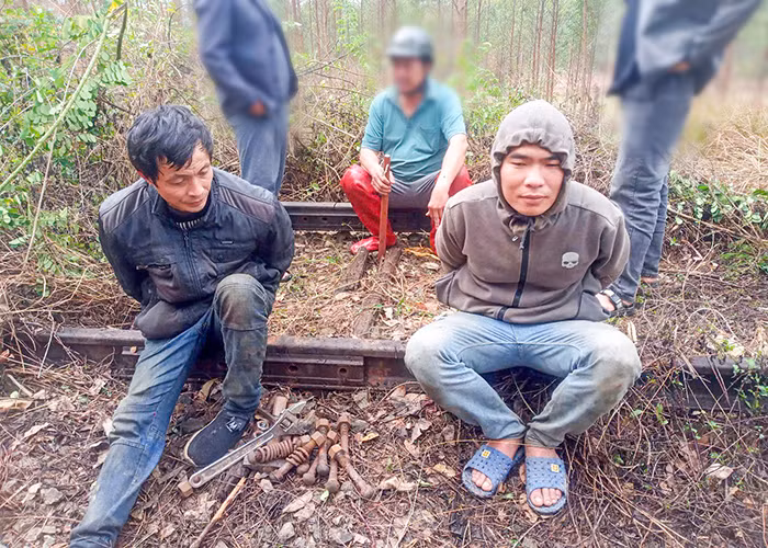 Khen thưởng đột xuất Tổ bảo vệ ANTT và công dân dũng cảm, mưu trí vây bắt tội phạm -0