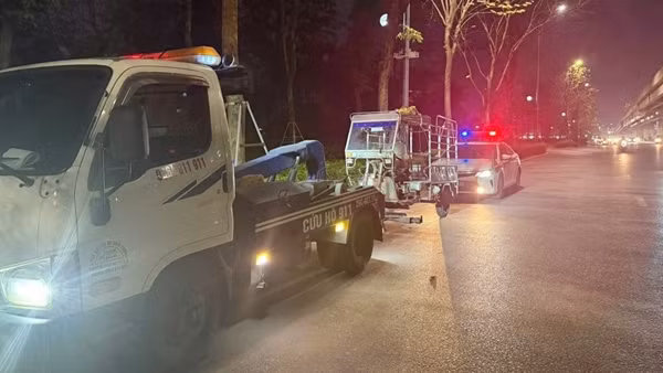 CSGT chặn bắt xe ba bánh coi thường luật, đi lên Vành đai 3 trên cao