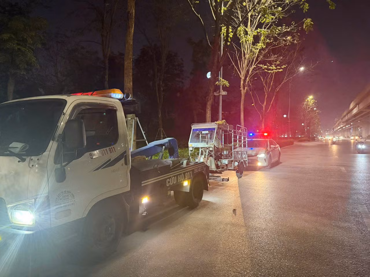 Chặn bắt xe ba bánh coi thường luật, đi lên Vành đai 3 trên cao -0