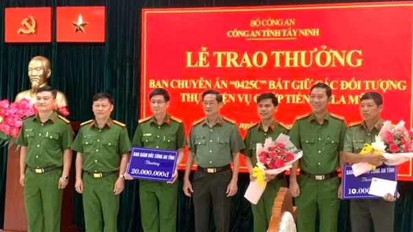 Thưởng nóng 2 tập thể xuất sắc phá chuyên án cướp hơn 2,2 triệu USD