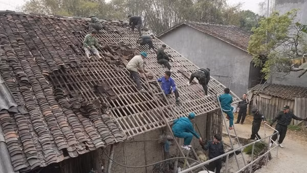 Công an Cao Bằng giúp dân xóa nhà tạm, nhà dột nát