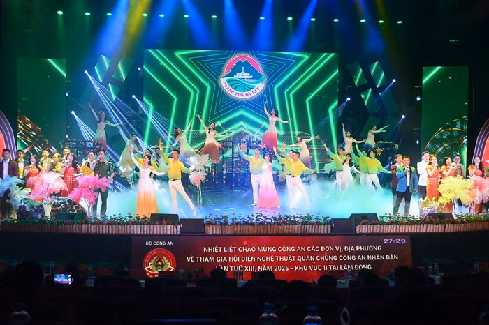 Sôi nổi hội diễn nghệ thuật quần chúng CAND khu vực 2 -0