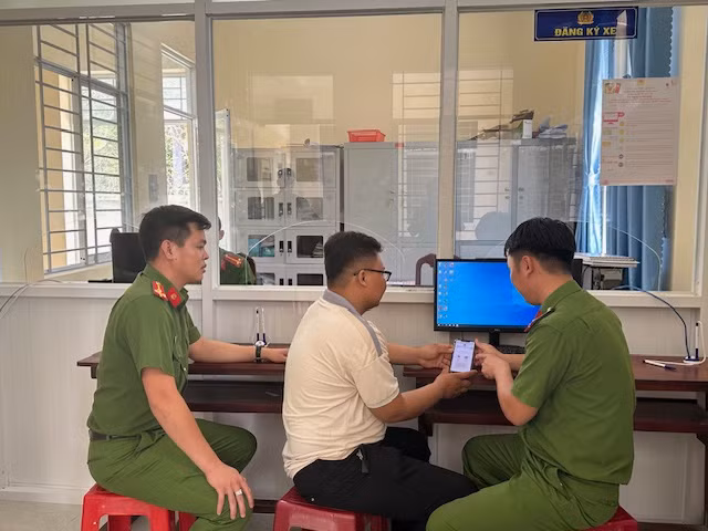 Tháng ba, ghi ở Công an xã vùng biên Long An -0