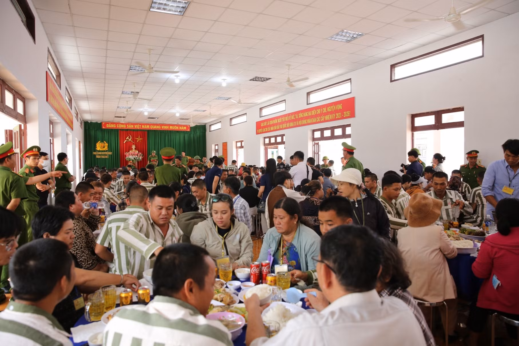 Bữa cơm thân mật của phạm nhân và gia đình tại Trại giam Xuyên Mộc -6