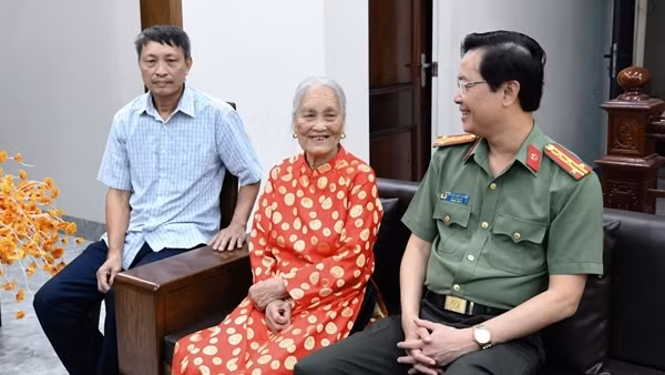 Công an tỉnh Phú Thọ nhận phụng dưỡng suốt đời mẹ Việt Nam Anh hùng Hoàng Thị Hành
