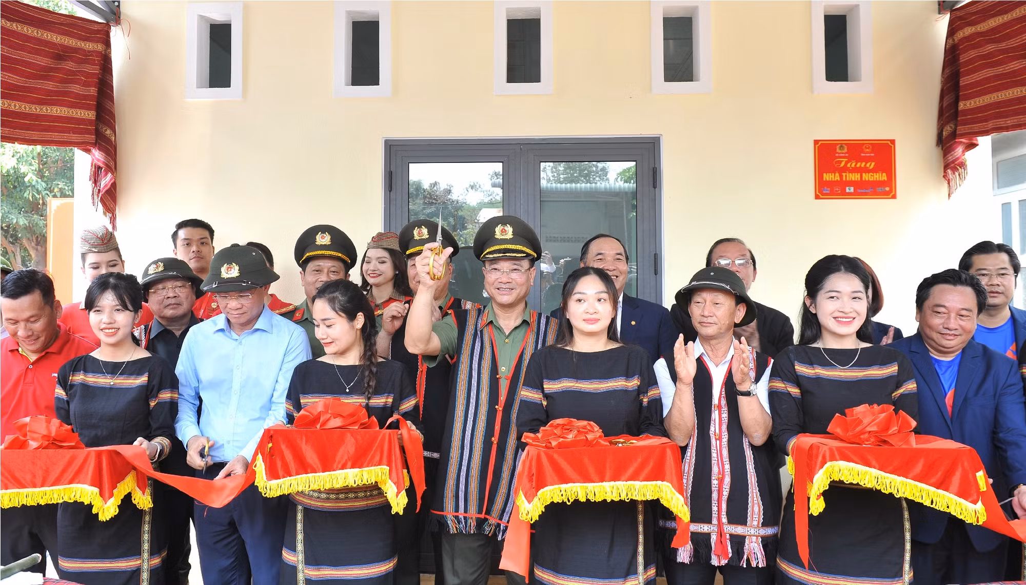 Ra quân xoá nhà tạm, nhà dột nát cho hộ nghèo trên địa bàn Tây Nguyên -0