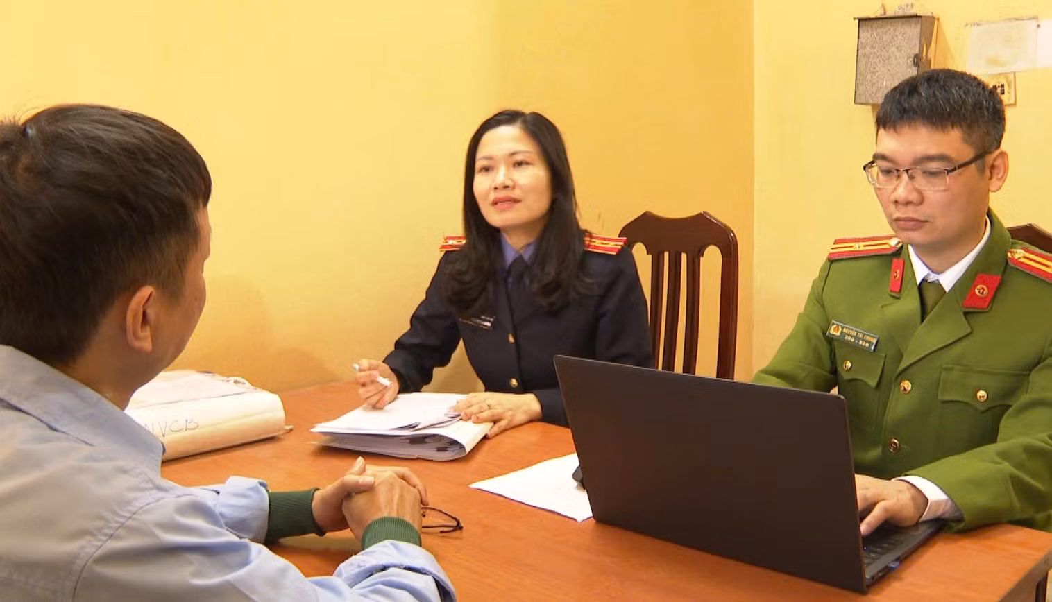 Chủ tịch phường cùng đồng phạm nhận “hối lộ” gần 1 tỷ đồng để bỏ qua vi phạm xây dựng, -0