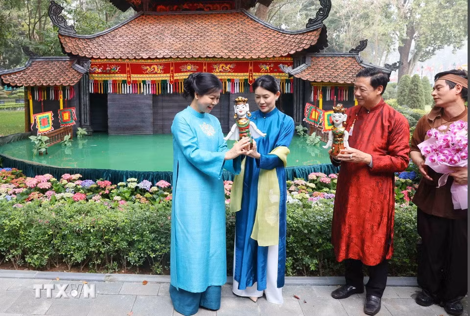 Phu nhân Tổng Bí thư Tô Lâm tiếp Phu nhân Thủ tướng Singapore -1