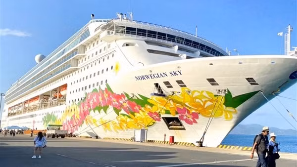 1.950 du khách trên tàu du lịch biển&nbsp;Norwegian Sky&nbsp;đến Cảng quốc tế Cam Ranh