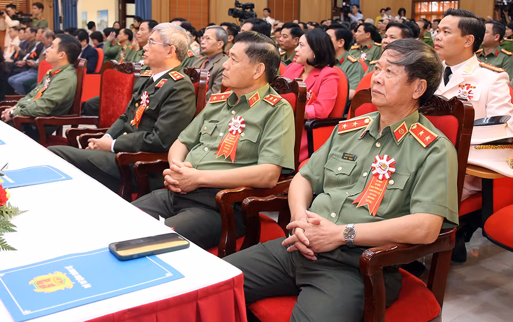 Trầm lặng mà sáng chói - 50 năm một dáng hình cảnh vệ -0