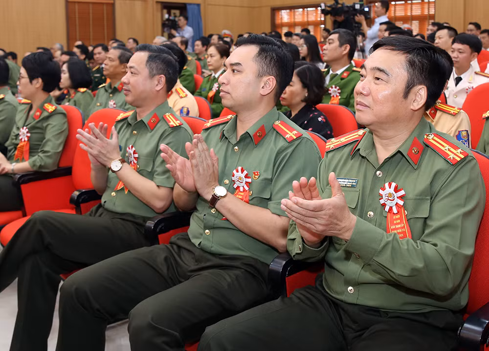 Trầm lặng mà sáng chói - 50 năm một dáng hình cảnh vệ -1