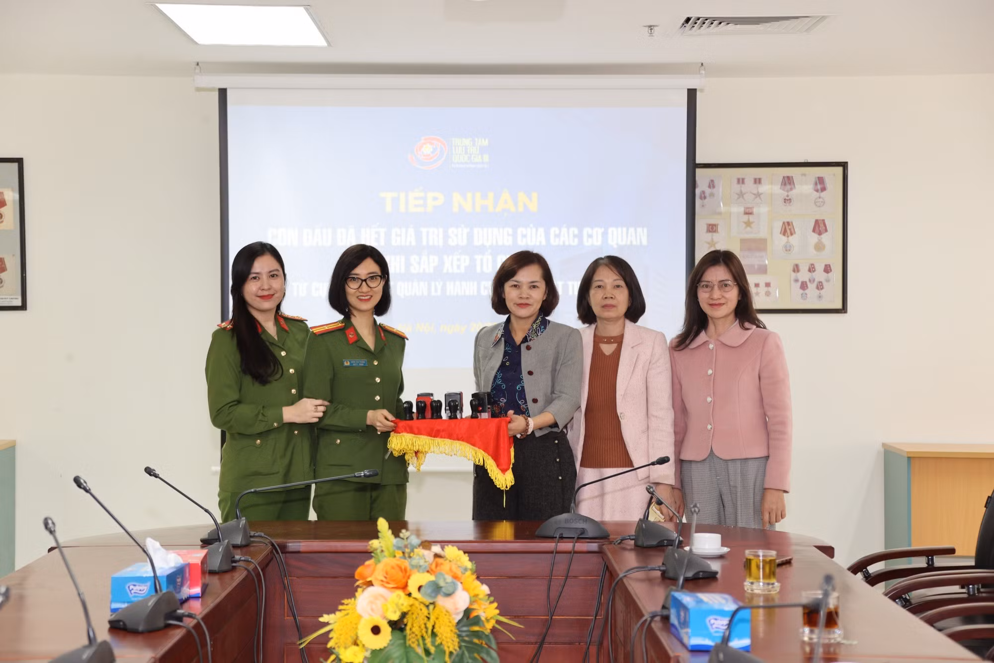 Tiếp nhận con dấu đã hết giá trị sử dụng của các cơ quan khi tinh gọn bộ máy -1