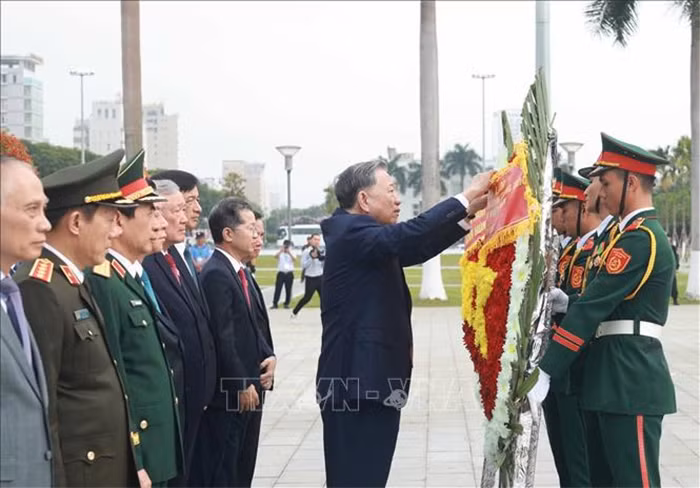 Tổng Bí thư dâng hương tưởng niệm các Anh hùng liệt sĩ tại Đài tưởng niệm thành phố Đà Nẵng -1