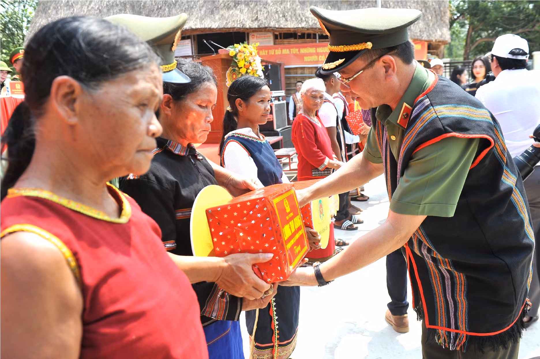 Ra quân xoá nhà tạm, nhà dột nát cho hộ nghèo trên địa bàn Tây Nguyên -0