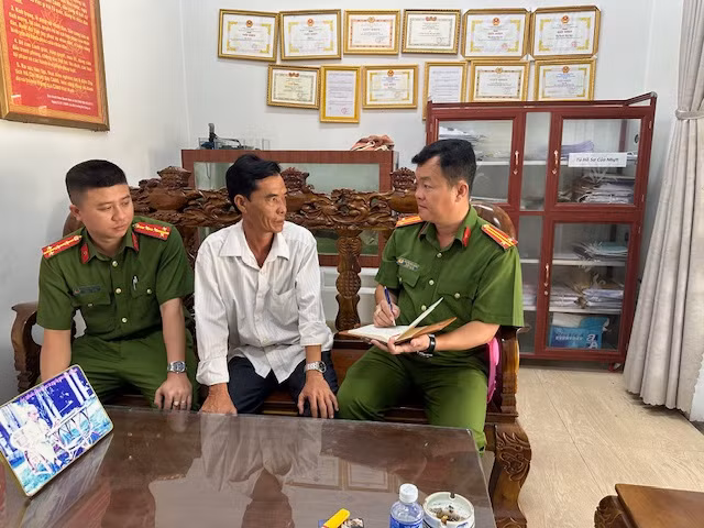 Tháng ba, ghi ở Công an xã vùng biên Long An -0