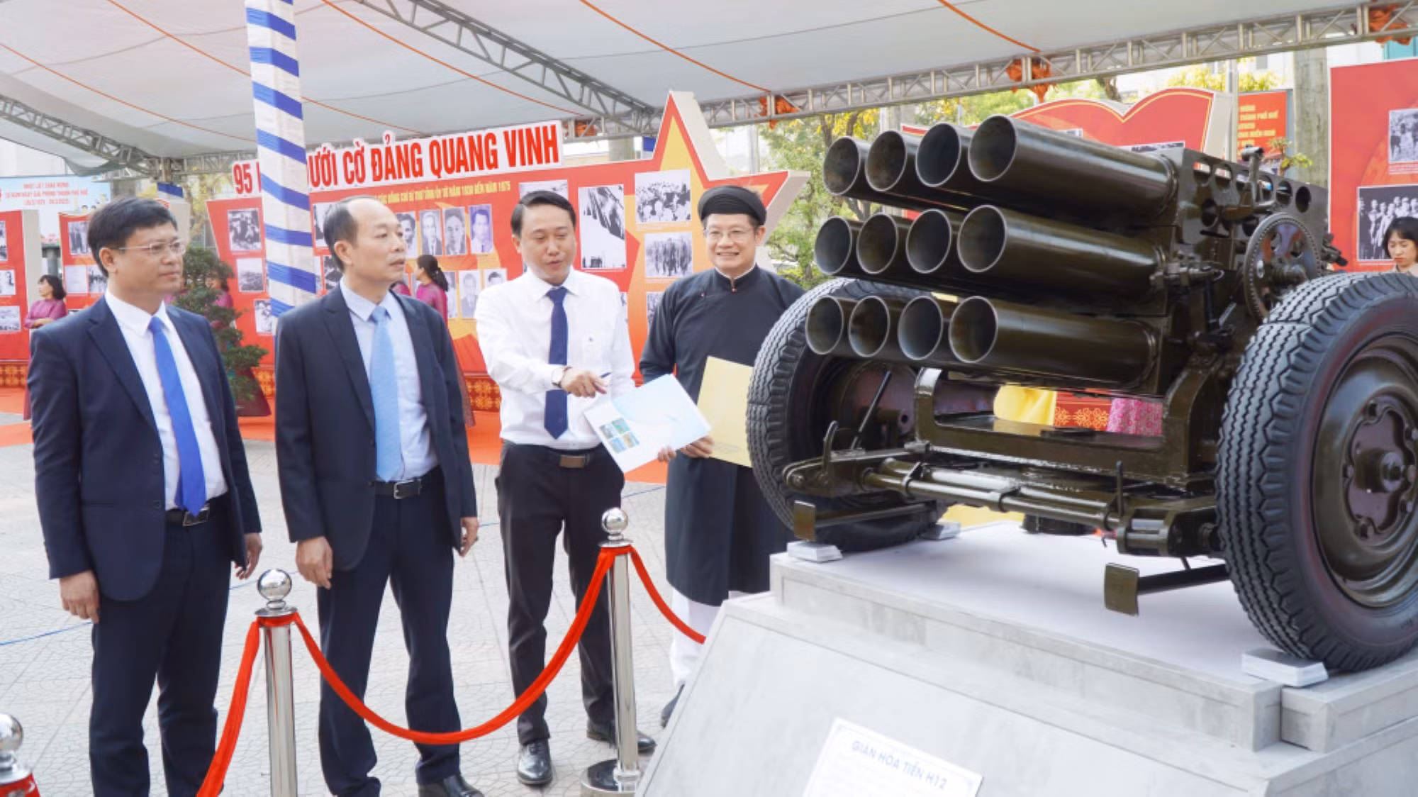 TP Huế trưng bày hơn 400 hiện vật quý chuyên đề “95 năm dưới cờ Đảng quang vinh” -0