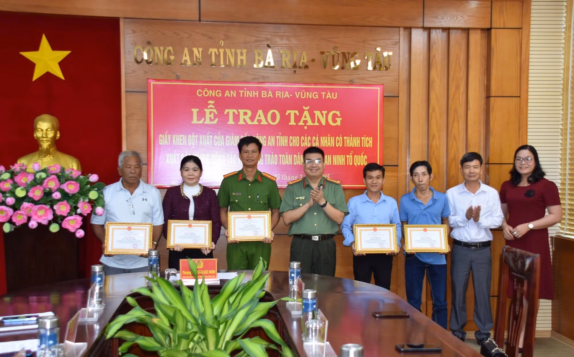 Khen thưởng đột xuất nhiều người dân dũng cảm truy bắt tội phạm -0