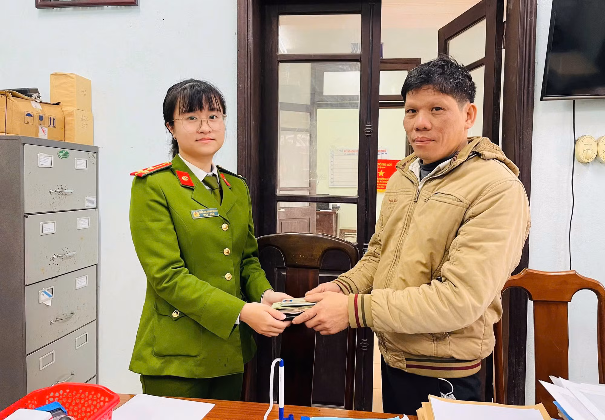 Thợ xây nhặt chiếc ví chứa nhiều tiền liền mang đến trình báo Công an phường -0