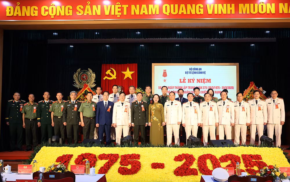 Trầm lặng mà sáng chói - 50 năm một dáng hình cảnh vệ -0