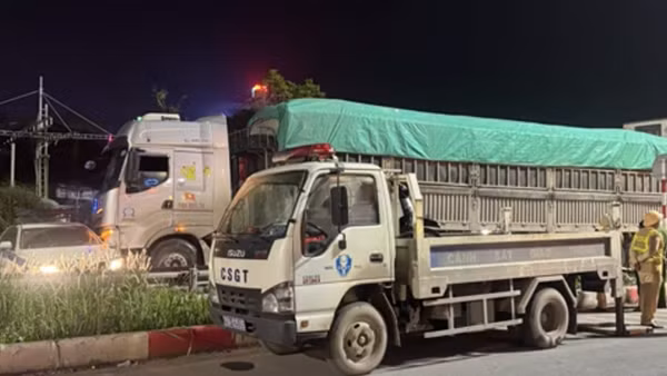 Chở hàng quá tải hơn 200%, tài xế lái ô tô bỏ chạy, tông xe vào CSGT