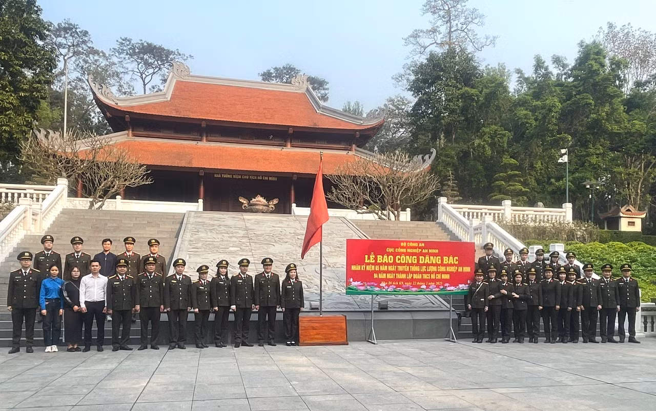 Đoàn đại biểu Cục Công nghiệp an ninh báo công dâng Bác tại Khu di tích K9 -0