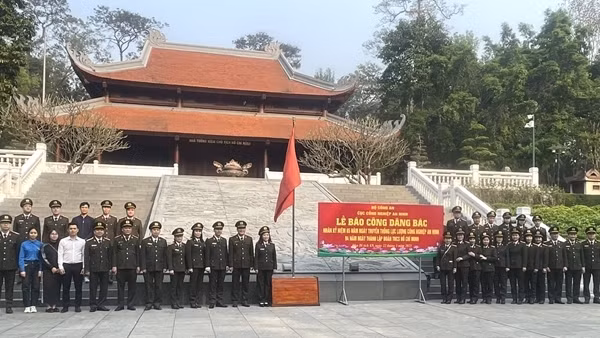 Đoàn đại biểu Cục Công nghiệp an ninh báo công dâng Bác tại Khu di tích K9