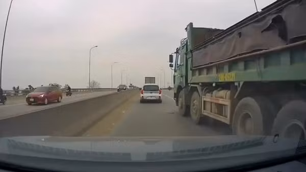 Tìm người liên quan vụ Howo chèn ép ô tô con trên cầu vượt Bắc Hồng