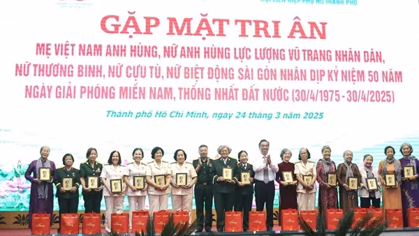 Gặp mặt, tri ân mẹ Việt Nam anh hùng, nữ Anh hùng, nữ cựu tù, biệt động Sài Gòn