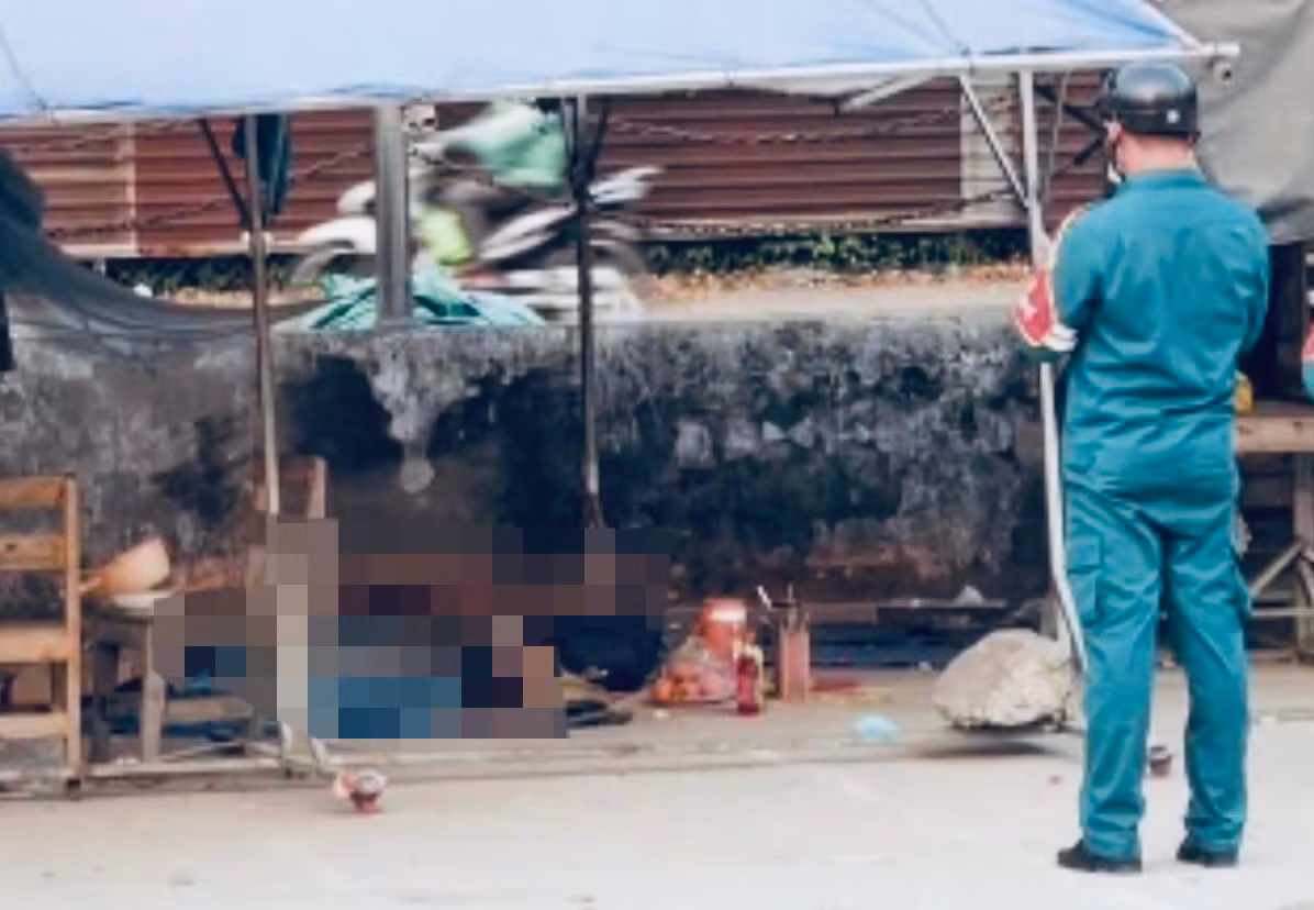 Người đàn ông tử vong bất thường trên sạp bán hàng trong chợ -0