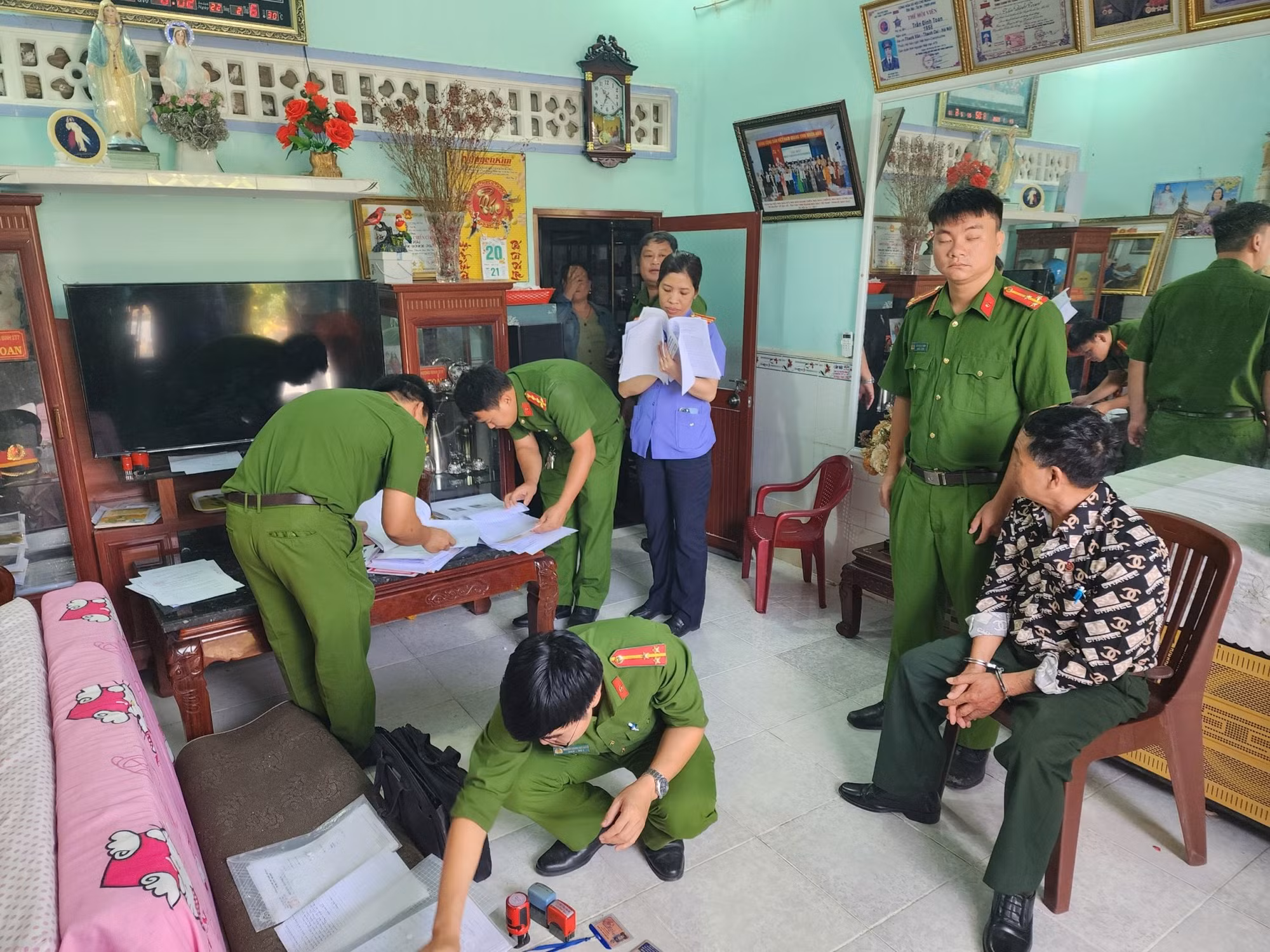 Bắt tạm giam đối tượng thông tin xúc phạm, vu khống cá nhân, tổ chức, cơ quan chính quyền -2