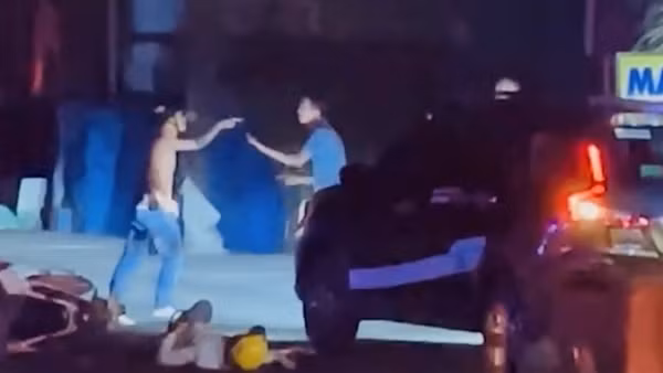 Ăn vạ không được, cầm mũ bảo hiểm đuổi đánh tài xế ô tô