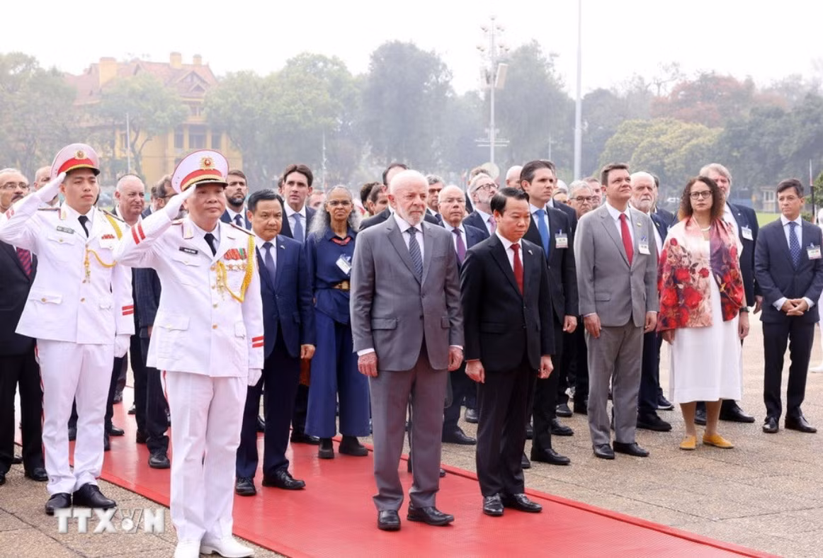 Tổng thống Brazil vào Lăng viếng Chủ tịch Hồ Chí Minh, tưởng niệm Anh hùng liệt sĩ -3