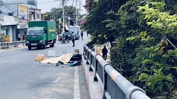 Va chạm lúc đổ dốc cầu, tài xế xe ôm công nghệ tử vong dưới bánh xe đầu kéo