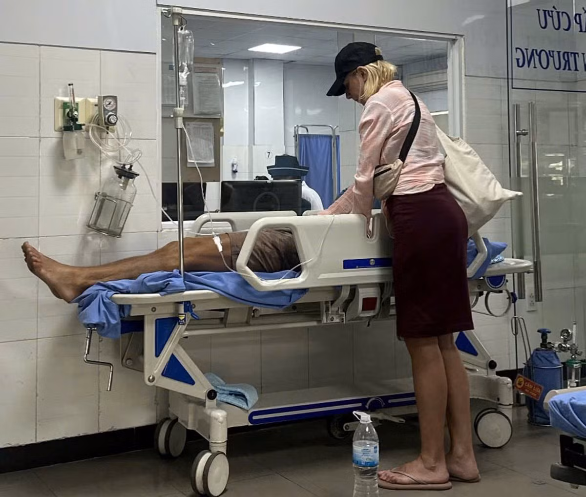 Kịp thời hỗ trợ du khách nước ngoài bị bệnh -0