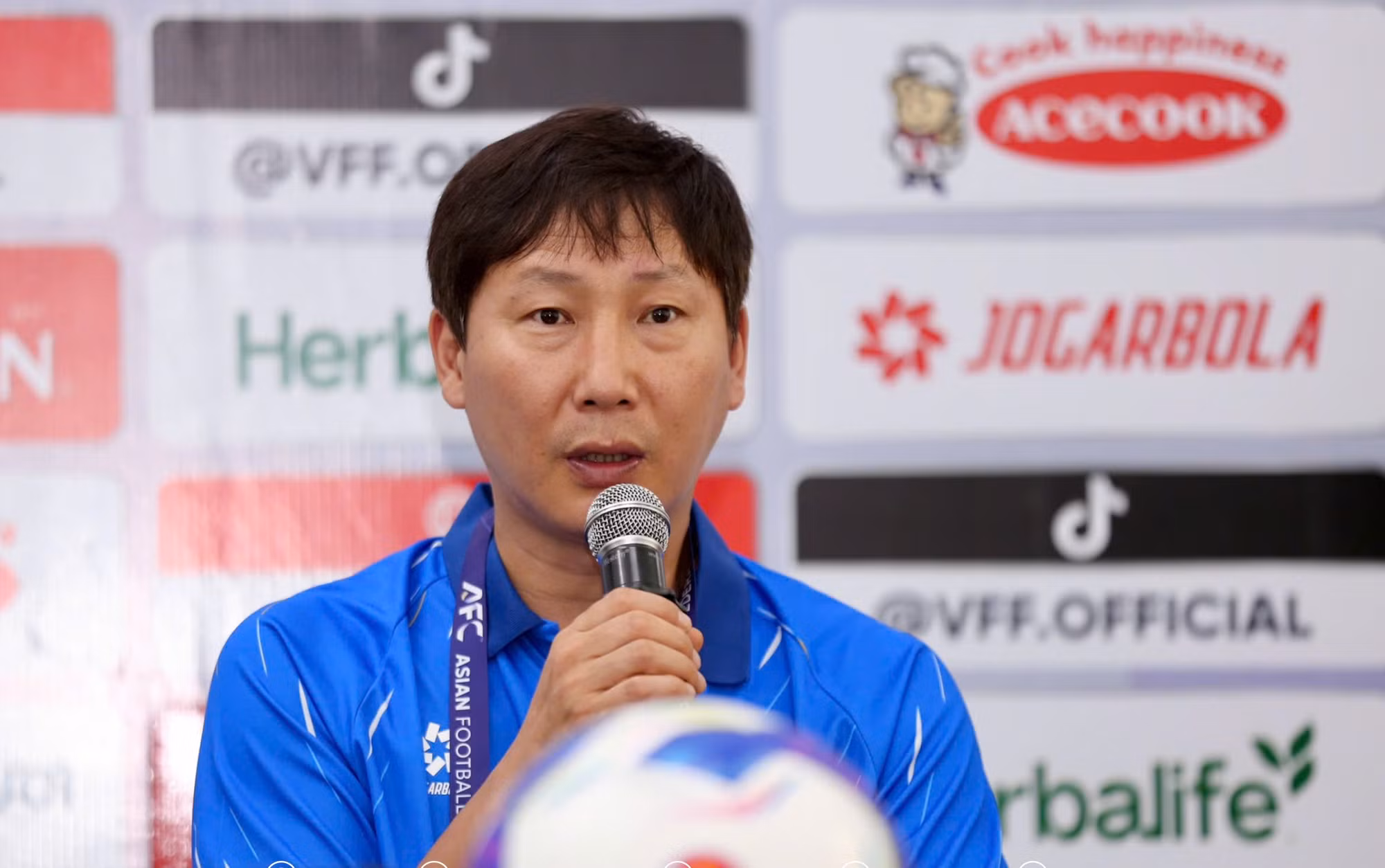 HLV Kim Sang-sik mong các học trò ghi nhiều bàn thắng vào lưới ĐT Lào -0