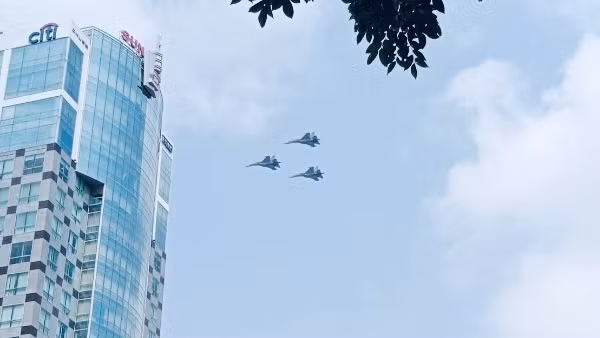 Màn hợp luyện đặc sắc của hàng chục chiến đấu cơ trên bầu trời TP Hồ Chí Minh