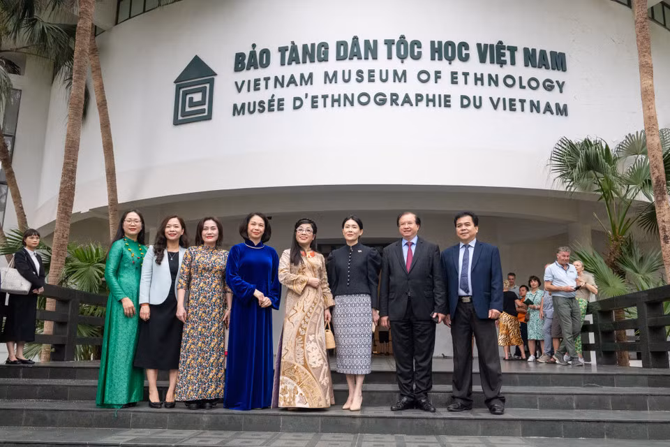 Phu nhân Thủ tướng Singapore tham quan Bảo tàng Dân tộc học Việt Nam -4