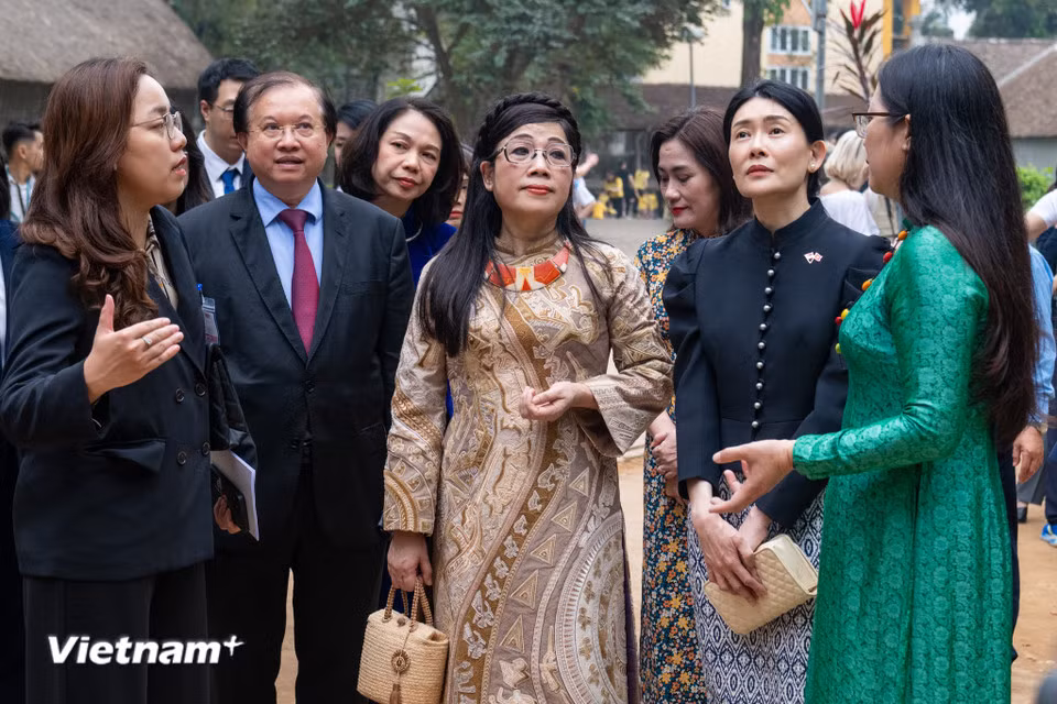 Phu nhân Thủ tướng Singapore tham quan Bảo tàng Dân tộc học Việt Nam -1