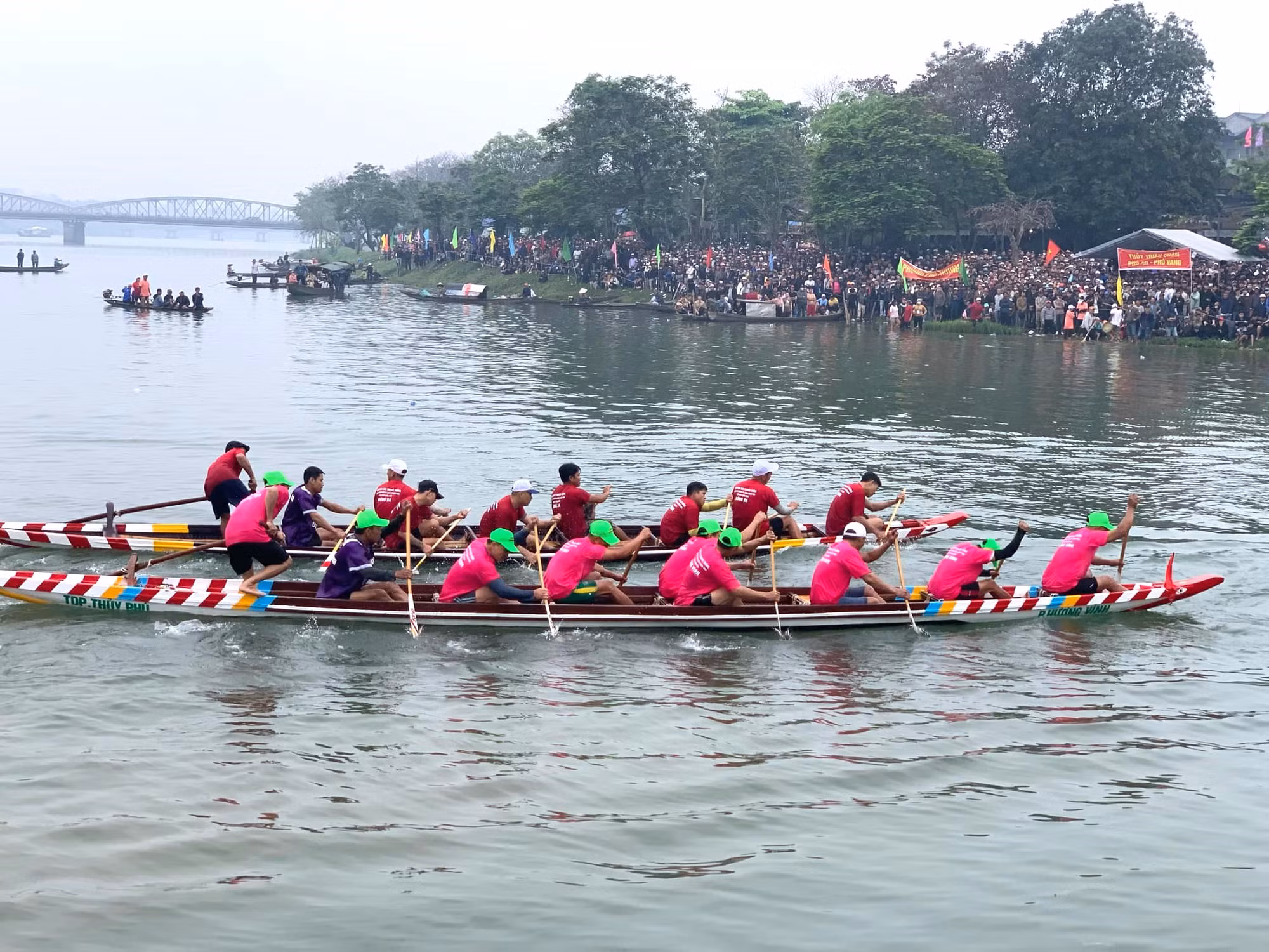 Tưng bừng giải đua ghe truyền thống trên sông Hương -0