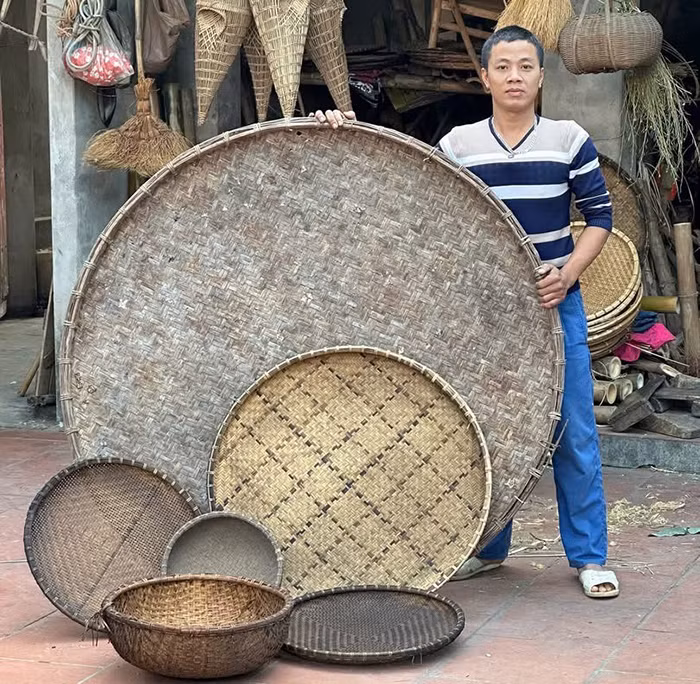 Người đàn ông mê tranh, tre, nứa, lá -0