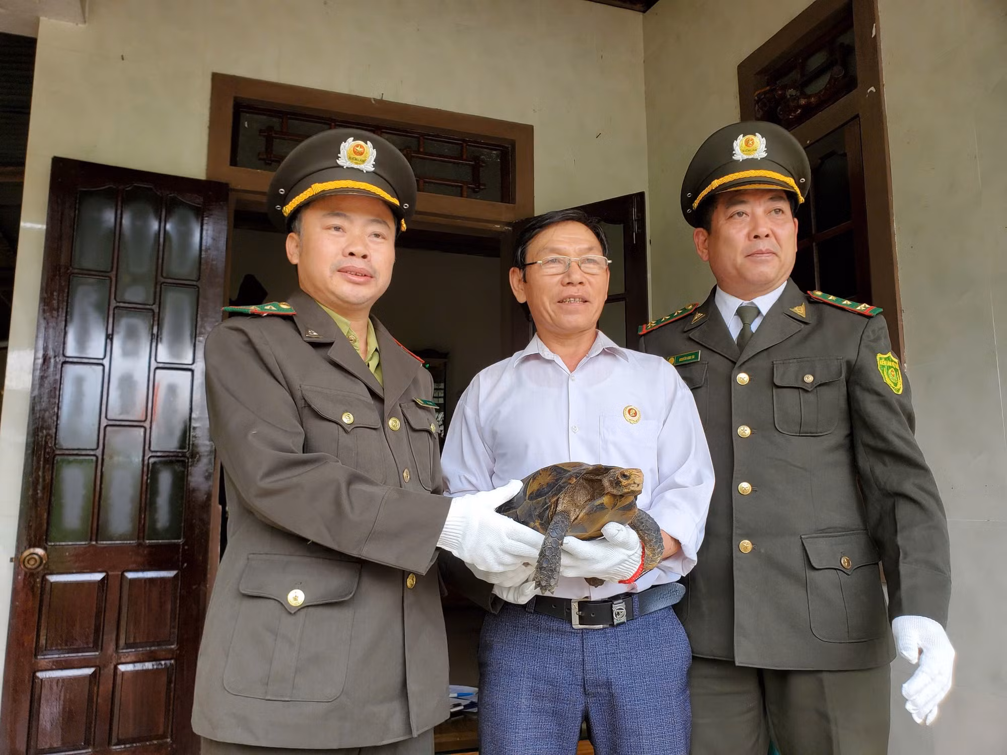 Ngăn chặn hành vi săn lùng, tận diệt động vật hoang dã làm thức ăn và làm thuốc -0