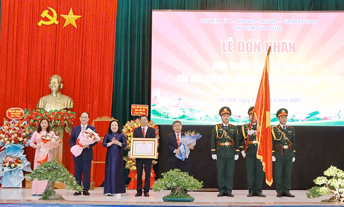 20 năm xây dưng và phát triển quê hương Tây Hòa anh hùng -0