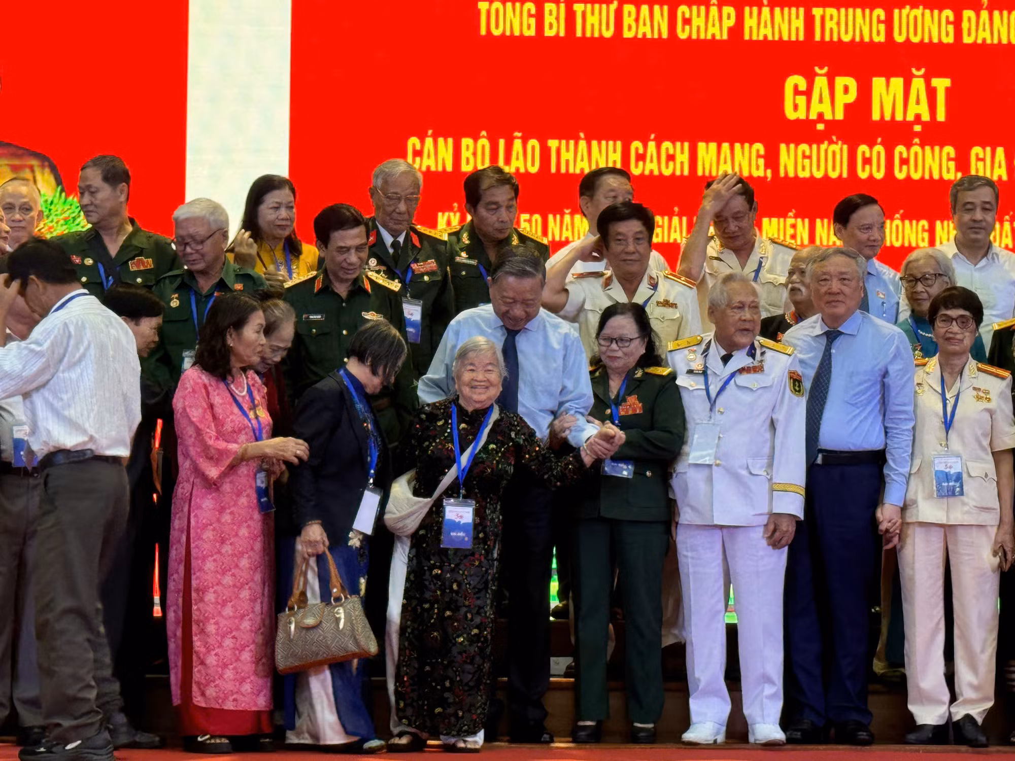 Tổng Bí thư Tô Lâm gặp mặt cán bộ lão thành cách mạng, người có công, gia đình chính sách tiêu biểu -1