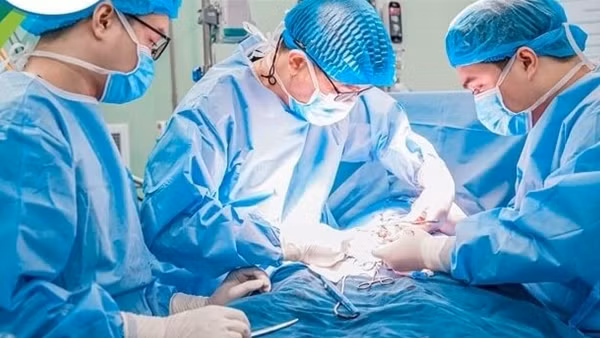 Giành giật sự sống cho cháu bé 20 tháng tuổi mắc ung thư thận phức tạp