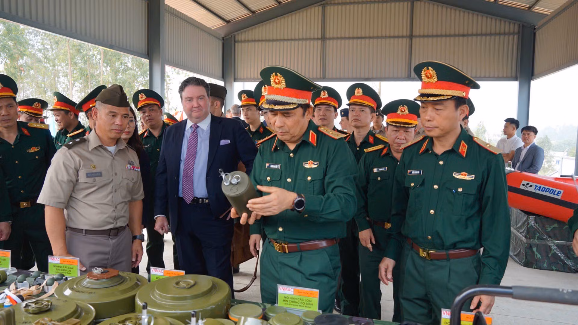Hoa Kỳ bàn giao cơ sở huấn luyện rà phá bom mìn cho Việt Nam -0