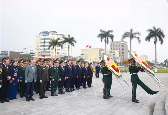 Tổng Bí thư dâng hương tưởng niệm các Anh hùng liệt sĩ tại Đài tưởng niệm thành phố Đà Nẵng -0